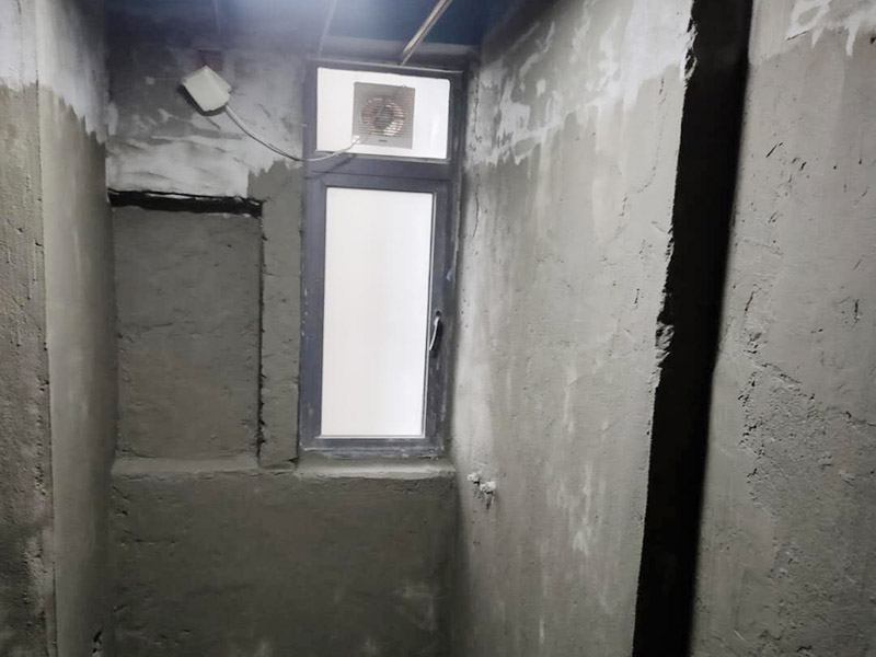 衛(wèi)生間防水找平:在進(jìn)行防水處理之前，一定先找平地面。找平層施工方法：基面有空隙、裂縫、不平等缺陷的，用水泥砂漿修補(bǔ)抹平。使基面必須堅(jiān)固、平整、干凈、無(wú)灰塵、油膩、蠟、脫模劑等以及其他碎屑物質(zhì)。找平層干燥后方可進(jìn)行防水層施工，施工期間應(yīng)防火、防水。防水層完成后，要進(jìn)行成品保護(hù)，不得上人走動(dòng)。