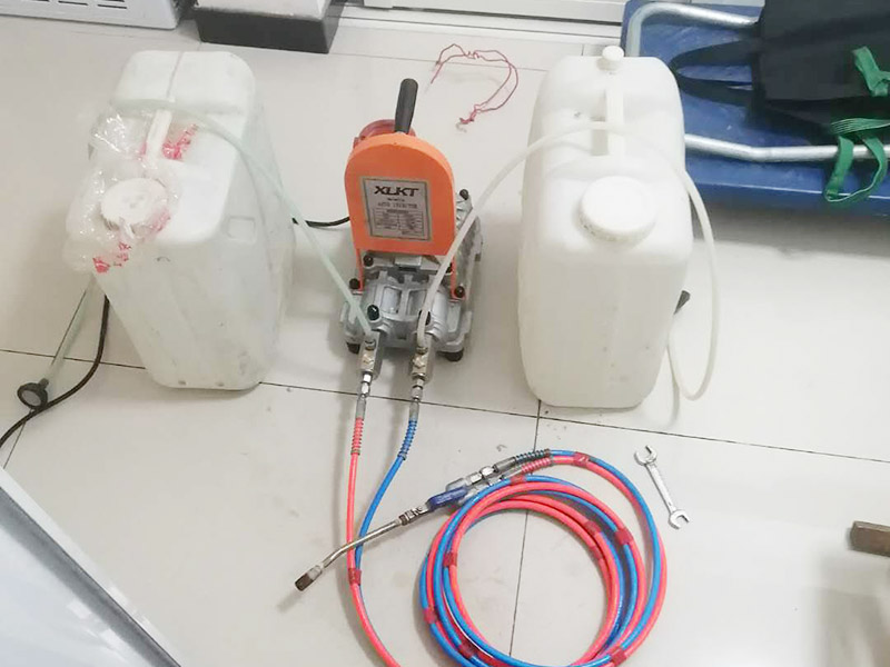 地面漏水維修：判斷地面滲水的方法：只要地面用水，樓下就有滲漏水現(xiàn)象，地面不使用水時(shí)，樓下不再滲漏水?！∫话闼軡B漏水量大，并且有持續(xù)性；往地漏，手盆，坐便倒水即可判斷下水管沒(méi)有問(wèn)題，如果衛(wèi)生間連續(xù)幾天都沒(méi)使用水，但是還有滲漏水現(xiàn)象，并且滲漏水沒(méi)有減輕，即為上水管問(wèn)題?！?如果衛(wèi)生間是防水層滲漏水，而不是上下水管漏水的情況。都是不需要刨瓷磚就可以維修好的了?！　?維修方法很簡(jiǎn)單就是使用新型的滲透型防水劑在衛(wèi)生間表面再做遍防水，讓水不進(jìn)入地下，直接從水道流走。