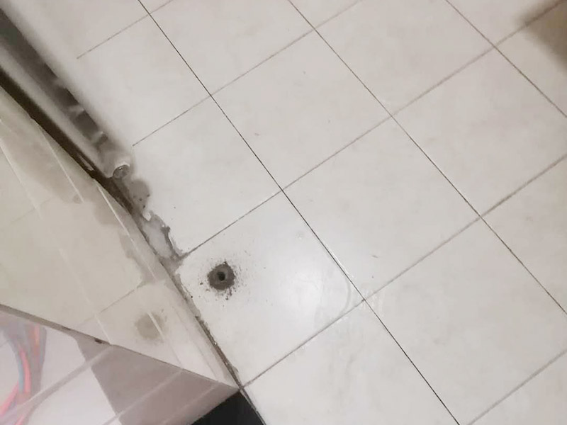 地面漏水維修：判斷地面滲水的方法：只要地面用水，樓下就有滲漏水現(xiàn)象，地面不使用水時(shí)，樓下不再滲漏水?！∫话闼軡B漏水量大，并且有持續(xù)性；往地漏，手盆，坐便倒水即可判斷下水管沒(méi)有問(wèn)題，如果衛(wèi)生間連續(xù)幾天都沒(méi)使用水，但是還有滲漏水現(xiàn)象，并且滲漏水沒(méi)有減輕，即為上水管問(wèn)題?！?如果衛(wèi)生間是防水層滲漏水，而不是上下水管漏水的情況。都是不需要刨瓷磚就可以維修好的了?！　?維修方法很簡(jiǎn)單就是使用新型的滲透型防水劑在衛(wèi)生間表面再做遍防水，讓水不進(jìn)入地下，直接從水道流走。