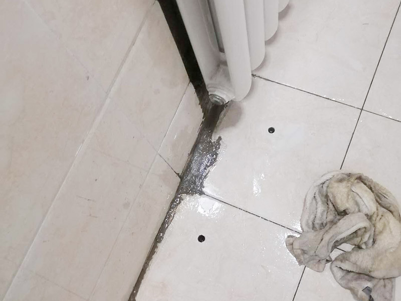 地面漏水維修：判斷地面滲水的方法：只要地面用水，樓下就有滲漏水現(xiàn)象，地面不使用水時(shí)，樓下不再滲漏水?！∫话闼軡B漏水量大，并且有持續(xù)性；往地漏，手盆，坐便倒水即可判斷下水管沒(méi)有問(wèn)題，如果衛(wèi)生間連續(xù)幾天都沒(méi)使用水，但是還有滲漏水現(xiàn)象，并且滲漏水沒(méi)有減輕，即為上水管問(wèn)題。　 如果衛(wèi)生間是防水層滲漏水，而不是上下水管漏水的情況。都是不需要刨瓷磚就可以維修好的了。　　 維修方法很簡(jiǎn)單就是使用新型的滲透型防水劑在衛(wèi)生間表面再做遍防水，讓水不進(jìn)入地下，直接從水道流走。