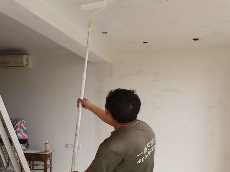 全屋墻面粉刷維修:清理舊墻面:在對墻面粉刷前要對我們的舊墻面進行清理，不平的墻皮和污漬清理干凈。對舊墻進行清理是墻面粉刷的第一步，是墻面粉刷的基礎工作，在清理舊墻面時要處理好，舊墻面的基礎墻面不受影響。 刮膩子粉:在對舊墻面進清理之后就要多我們的墻面刮膩子粉處理，在刮膩子粉的時候要注意它顆粒的大小，顆粒越小越好，這樣對我們后期的墻面粉刷就方便得多了，當然也可以在膩子粉中加一些白乳膠，來增加它本身的硬度。 打磨:墻面粉刷在對墻面進行打磨時建議用密度比較小的砂紙來進行打磨，這樣對墻體的影響會小一些，不會對墻面造成很大的影響和破壞，如果你用的是質地較柔軟的膩子，就可以使用400-500號定的砂紙;如果使用的是質地較硬的膩子，就可以使用360-400的號定的砂紙。在打磨時不要用太大的力，否則會在我們的墻體上留下痕跡。