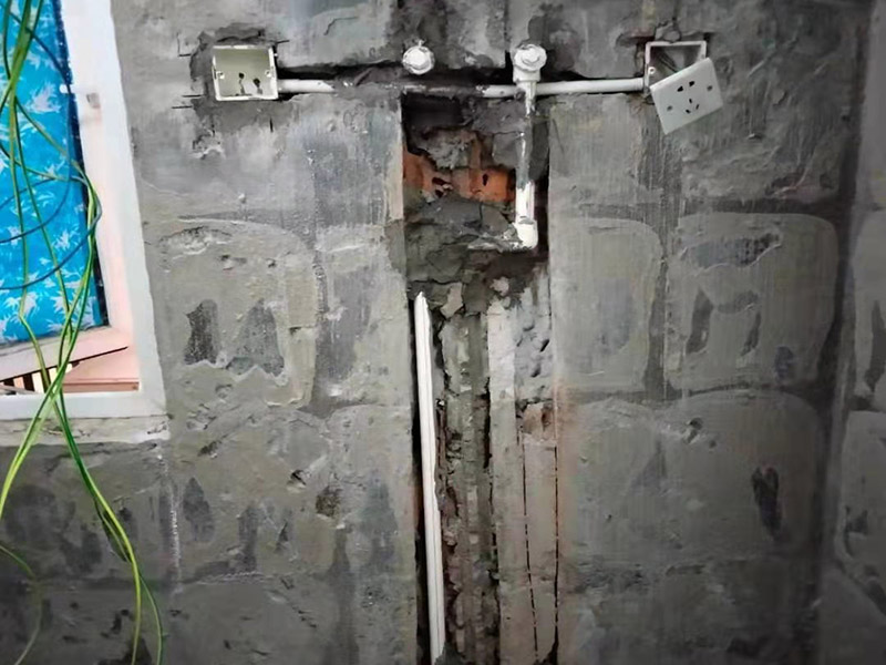 浴室墻內(nèi)水管安裝:水管的鋪設(shè)方式分為明裝和暗裝，明裝是將水管管道沿著天花板下、墻上、柱上、梁下、地板旁外等地方外露敷設(shè)，其優(yōu)點(diǎn)就是造價(jià)會(huì)比較低，施工相對(duì)方便，維修更加簡單;缺點(diǎn)就是水管外表容易堆積灰塵、產(chǎn)生凝水等，影響美觀。暗裝就是將水管管道鋪設(shè)在吊頂、地面或管溝中隱蔽敷設(shè)，暗裝的優(yōu)點(diǎn)是鋪設(shè)完看不到水管，比較美觀;缺點(diǎn)就是若后期水管出現(xiàn)漏水等問題不好維修。 當(dāng)水管安裝完就要測試水管有無漏水情況，測試前要將水管總閥關(guān)閉，然后再將所有水龍頭打開，看看水表會(huì)不會(huì)走動(dòng)，若會(huì)走動(dòng)，則說明有漏水情況;若水表沒有走動(dòng)，則說明水管安裝合格。測試水管的時(shí)間應(yīng)為半小時(shí)左右比較好。