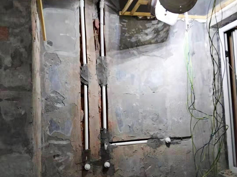 浴室墻內(nèi)水管安裝:水管的鋪設(shè)方式分為明裝和暗裝，明裝是將水管管道沿著天花板下、墻上、柱上、梁下、地板旁外等地方外露敷設(shè)，其優(yōu)點(diǎn)就是造價(jià)會(huì)比較低，施工相對(duì)方便，維修更加簡單;缺點(diǎn)就是水管外表容易堆積灰塵、產(chǎn)生凝水等，影響美觀。暗裝就是將水管管道鋪設(shè)在吊頂、地面或管溝中隱蔽敷設(shè)，暗裝的優(yōu)點(diǎn)是鋪設(shè)完看不到水管，比較美觀;缺點(diǎn)就是若后期水管出現(xiàn)漏水等問題不好維修。 當(dāng)水管安裝完就要測試水管有無漏水情況，測試前要將水管總閥關(guān)閉，然后再將所有水龍頭打開，看看水表會(huì)不會(huì)走動(dòng)，若會(huì)走動(dòng)，則說明有漏水情況;若水表沒有走動(dòng)，則說明水管安裝合格。測試水管的時(shí)間應(yīng)為半小時(shí)左右比較好。