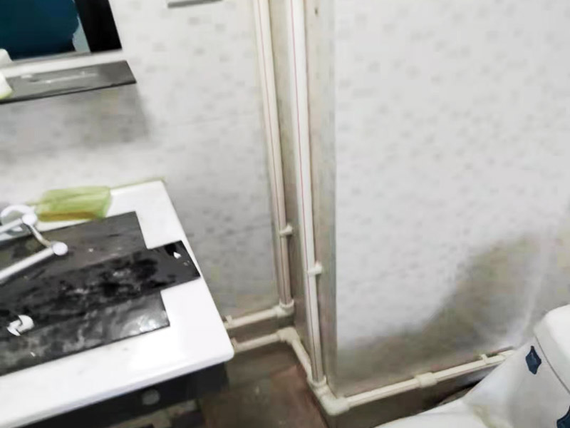 浴室墻內(nèi)水管安裝:水管的鋪設(shè)方式分為明裝和暗裝，明裝是將水管管道沿著天花板下、墻上、柱上、梁下、地板旁外等地方外露敷設(shè)，其優(yōu)點(diǎn)就是造價(jià)會(huì)比較低，施工相對(duì)方便，維修更加簡單;缺點(diǎn)就是水管外表容易堆積灰塵、產(chǎn)生凝水等，影響美觀。暗裝就是將水管管道鋪設(shè)在吊頂、地面或管溝中隱蔽敷設(shè)，暗裝的優(yōu)點(diǎn)是鋪設(shè)完看不到水管，比較美觀;缺點(diǎn)就是若后期水管出現(xiàn)漏水等問題不好維修。 當(dāng)水管安裝完就要測試水管有無漏水情況，測試前要將水管總閥關(guān)閉，然后再將所有水龍頭打開，看看水表會(huì)不會(huì)走動(dòng)，若會(huì)走動(dòng)，則說明有漏水情況;若水表沒有走動(dòng)，則說明水管安裝合格。測試水管的時(shí)間應(yīng)為半小時(shí)左右比較好。