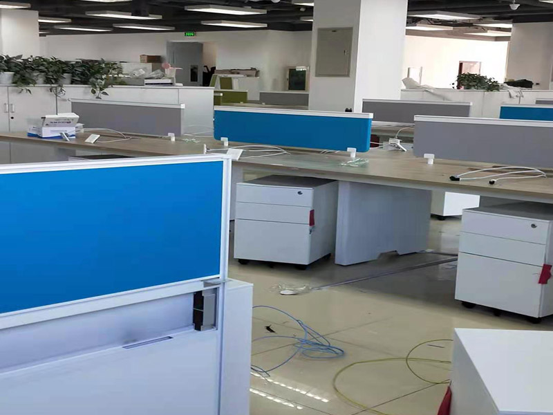 辦公室電路排線：布線的分派一定要周密安排，在小于管容量40%的體積下，同一走向的線可以共用一根管(強(qiáng)弱電除外)，絕緣管道的長(zhǎng)度不夠時(shí)，關(guān)口和接線頭之間必須有東西連接，絕對(duì)不能敷衍了事，否則時(shí)間久了就會(huì)因?yàn)榫€路老化而造成漏電。 封堵線槽的水泥，必須與整個(gè)建筑原有水泥配比相同，以保證其水泥的強(qiáng)度和抗震能力，才能夠保證電路的使用期限，增長(zhǎng)電路壽命。