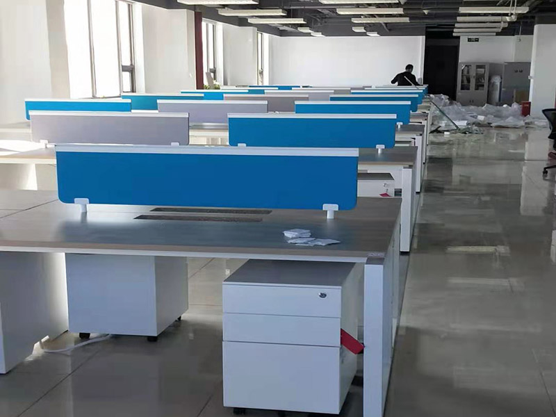 辦公室電路排線：布線的分派一定要周密安排，在小于管容量40%的體積下，同一走向的線可以共用一根管(強(qiáng)弱電除外)，絕緣管道的長(zhǎng)度不夠時(shí)，關(guān)口和接線頭之間必須有東西連接，絕對(duì)不能敷衍了事，否則時(shí)間久了就會(huì)因?yàn)榫€路老化而造成漏電。 封堵線槽的水泥，必須與整個(gè)建筑原有水泥配比相同，以保證其水泥的強(qiáng)度和抗震能力，才能夠保證電路的使用期限，增長(zhǎng)電路壽命。