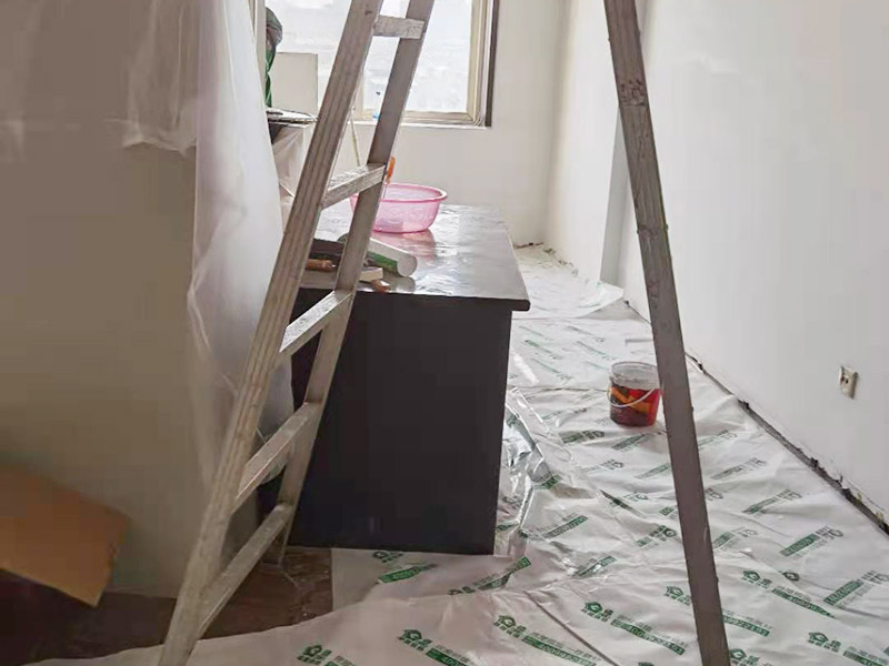 辦公室成品保護(hù)：各種裝修物料的進(jìn)場以及各種建筑裝修垃圾的清理，都會經(jīng)過入戶門，這些物品在搬運(yùn)的過程中，難免會和入戶門發(fā)生磕碰，造成入戶門的磕碰劃傷，所以，第一個需要做好成品保護(hù)的地方就是入戶門。做法：在裝修開工前直到家具進(jìn)場期間，都需要對入戶門進(jìn)行保護(hù)！可以使用成品保護(hù)膜將門包裹。 在進(jìn)行木門、櫥柜、家具等的相關(guān)的安裝或組裝的過程中，成品保護(hù)主要體現(xiàn)在兩個方面：一是原有的墻面、地面裝飾的保護(hù)，盡量避免因?yàn)檫@些安裝工程對已裝的部分造成破壞；二是安裝的物品本身的保護(hù)，注意不要在安裝過程中造成磕碰、劃傷等損傷。 好處：1.美觀；2.避免后期刮膩?zhàn)拥蔚焦褡由希?.避免后期安裝碰到，導(dǎo)致油漆脫落和刮痕；4.防塵。