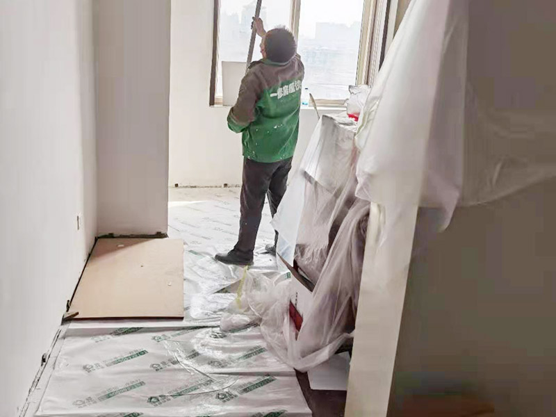 辦公室墻面刷乳膠漆:首先應(yīng)將墻面上的雜質(zhì)清理干凈，確定墻面無雜質(zhì)后開始刮膩子，并用砂紙將墻面打磨平整，接著開始涂刷底漆，涂刷時需確保墻面每個角落都涂到，上完底漆后，將墻面的坑眼打磨平整，最后涂刷面漆，涂刷后的十天內(nèi)，不得接觸或擦洗墻面。