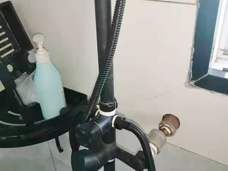 花灑角閥維修：首先關(guān)水管總閘，讓斷掉處的水管內(nèi)的水流干?？梢钥吹綌嘣诶锩娴?ldquo;外絲斷頭管&rdquo;，在斷頭管的一處固定好鋸條在斷頭管內(nèi)壁的位置，用手來回鋸，根據(jù)斷頭管的壁厚，為了防止鋸壞外層的內(nèi)絲直接，在快要鋸到外層的&ldquo;內(nèi)絲直接&rdquo;時，拿出鋸條，大概鋸10分鐘左右就差不多了。 查看內(nèi)絲接頭是否完好無開裂,如果有開裂先更換內(nèi)絲接頭,也可加膠墊解決漏水問題;接頭沒問題,直接更換一個新角閥即可,角閥并不貴,建議要購買銅質(zhì)角閥。