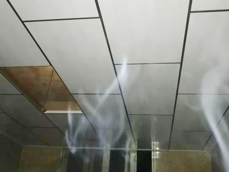 集成吊頂安裝：在鉆孔內(nèi)旋入膨脹管螺桿，保證吊頂與屋頂之間的夾層高度大于25厘米，螺桿與天花板的連接是整個(gè)吊頂?shù)陌惭b基礎(chǔ)，螺桿必須與天花板保持垂直并固定住，各個(gè)螺桿務(wù)必保持平行，通常使用六根螺桿便可承擔(dān)起整個(gè)集成吊頂?shù)闹亓俊?龍骨搭建完成、油煙機(jī)口預(yù)留好就可以安裝扣板了，要先將扣板四邊的膜掀起，不用完全撕掉可以按照膜上的箭頭進(jìn)行同方向安裝。