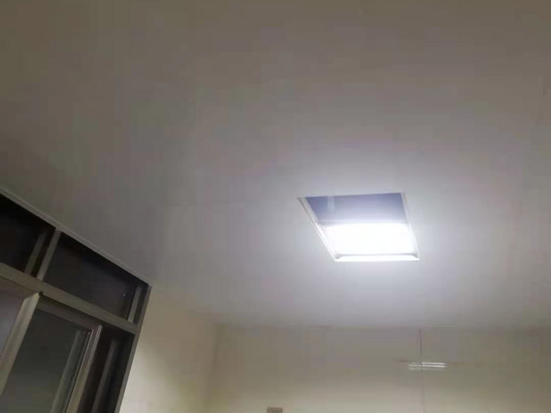 集成吊頂安裝：在鉆孔內(nèi)旋入膨脹管螺桿，保證吊頂與屋頂之間的夾層高度大于25厘米，螺桿與天花板的連接是整個(gè)吊頂?shù)陌惭b基礎(chǔ)，螺桿必須與天花板保持垂直并固定住，各個(gè)螺桿務(wù)必保持平行，通常使用六根螺桿便可承擔(dān)起整個(gè)集成吊頂?shù)闹亓俊?龍骨搭建完成、油煙機(jī)口預(yù)留好就可以安裝扣板了，要先將扣板四邊的膜掀起，不用完全撕掉可以按照膜上的箭頭進(jìn)行同方向安裝。