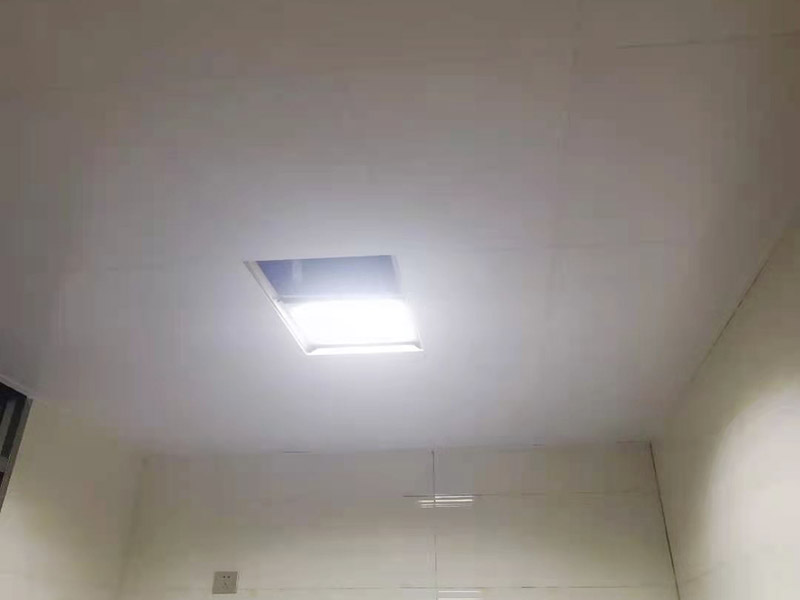 集成吊頂安裝：在鉆孔內(nèi)旋入膨脹管螺桿，保證吊頂與屋頂之間的夾層高度大于25厘米，螺桿與天花板的連接是整個(gè)吊頂?shù)陌惭b基礎(chǔ)，螺桿必須與天花板保持垂直并固定住，各個(gè)螺桿務(wù)必保持平行，通常使用六根螺桿便可承擔(dān)起整個(gè)集成吊頂?shù)闹亓俊?龍骨搭建完成、油煙機(jī)口預(yù)留好就可以安裝扣板了，要先將扣板四邊的膜掀起，不用完全撕掉可以按照膜上的箭頭進(jìn)行同方向安裝。