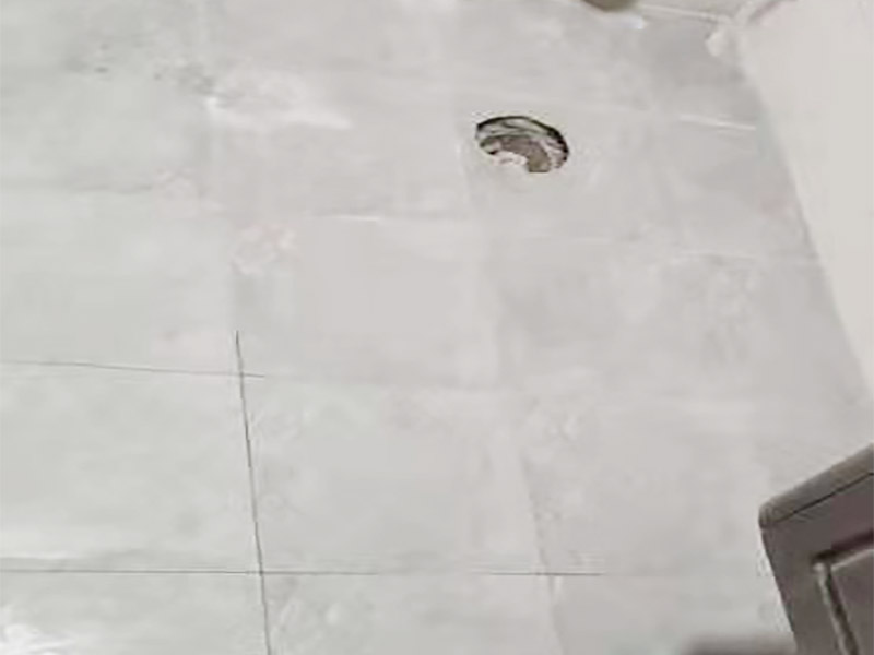 衛(wèi)生間防水貼磚裝修:首先就要搞清楚，防水不是只做一遍就可以的。一般的防水施工要做2到3遍，而且防水的順序也是有講究的，比如，要先做完墻面防水再貼墻磚，其次才可以做地面防水，再貼地磚。因為地面經常會踩來踩去，地面防水如果先做了會很容易踩壞。