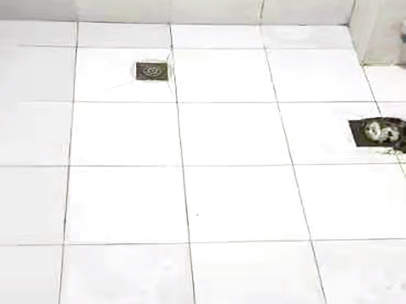 衛(wèi)生間防水貼磚裝修:首先就要搞清楚，防水不是只做一遍就可以的。一般的防水施工要做2到3遍，而且防水的順序也是有講究的，比如，要先做完墻面防水再貼墻磚，其次才可以做地面防水，再貼地磚。因為地面經常會踩來踩去，地面防水如果先做了會很容易踩壞。