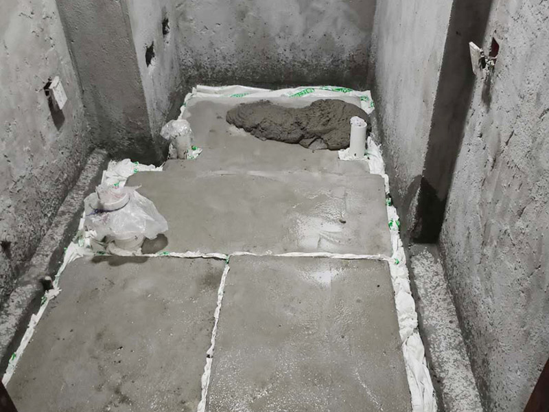 衛(wèi)生間防水找平:在進(jìn)行防水處理之前，一定先找平地面。找平層施工方法：基面有空隙、裂縫、不平等缺陷的，用水泥砂漿修補(bǔ)抹平。使基面必須堅(jiān)固、平整、干凈、無(wú)灰塵、油膩、蠟、脫模劑等以及其他碎屑物質(zhì)。找平層干燥后方可進(jìn)行防水層施工，施工期間應(yīng)防火、防水。防水層完成后，要進(jìn)行成品保護(hù)，不得上人走動(dòng)。