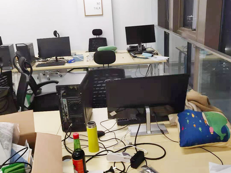 辦公室電路排線改造:首先，要想實(shí)現(xiàn)辦公室電腦和相關(guān)辦公設(shè)備信息接口的連網(wǎng)，并保證其可靈活使用性，使用穩(wěn)定性，臨時(shí)使用性，外觀美觀性。信息點(diǎn)的多少以及以后出現(xiàn)問題能否便于維護(hù)是進(jìn)行辦公室網(wǎng)絡(luò)布線必需要考慮的因此，而辦公室布線作為用戶的最終使用的信息點(diǎn)(信息插座)墻上安放的位置、使用是否方便。 然后是辦公室強(qiáng)弱電線的布置，辦公室里強(qiáng)弱電(電力電源和圖象、數(shù)據(jù)、語音)線路的走向等因素都是規(guī)劃與設(shè)計(jì)的范圍之中，因此辦公室布線網(wǎng)絡(luò)，細(xì)節(jié)決定成敗。 最后是辦公室裝修布線需要滿足各種不同模擬或數(shù)字信號(hào)的傳輸需求。