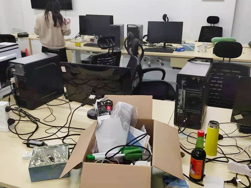 辦公室電路排線改造:首先，要想實(shí)現(xiàn)辦公室電腦和相關(guān)辦公設(shè)備信息接口的連網(wǎng)，并保證其可靈活使用性，使用穩(wěn)定性，臨時(shí)使用性，外觀美觀性。信息點(diǎn)的多少以及以后出現(xiàn)問題能否便于維護(hù)是進(jìn)行辦公室網(wǎng)絡(luò)布線必需要考慮的因此，而辦公室布線作為用戶的最終使用的信息點(diǎn)(信息插座)墻上安放的位置、使用是否方便。 然后是辦公室強(qiáng)弱電線的布置，辦公室里強(qiáng)弱電(電力電源和圖象、數(shù)據(jù)、語音)線路的走向等因素都是規(guī)劃與設(shè)計(jì)的范圍之中，因此辦公室布線網(wǎng)絡(luò)，細(xì)節(jié)決定成敗。 最后是辦公室裝修布線需要滿足各種不同模擬或數(shù)字信號(hào)的傳輸需求。