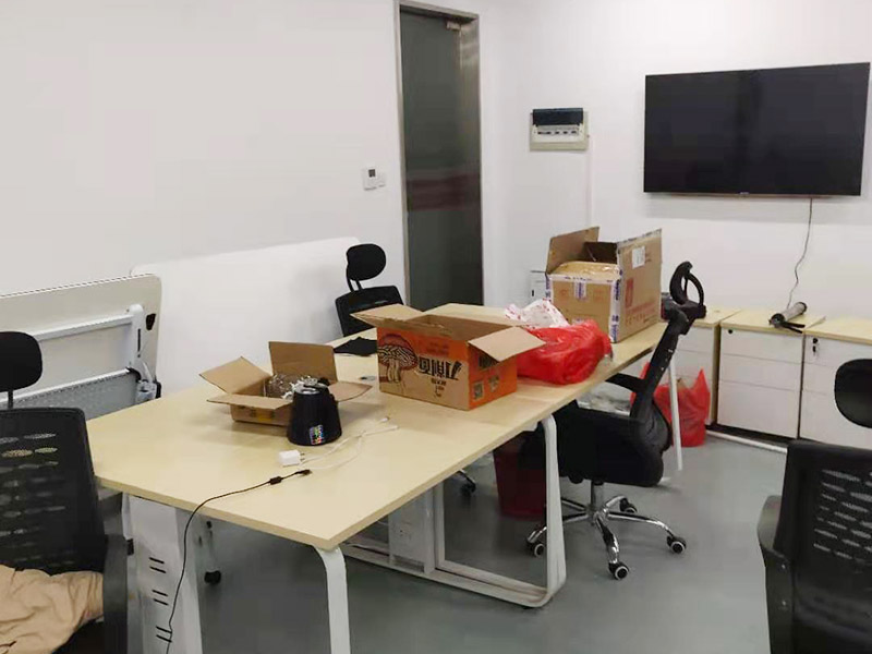 辦公室電路排線改造:首先，要想實(shí)現(xiàn)辦公室電腦和相關(guān)辦公設(shè)備信息接口的連網(wǎng)，并保證其可靈活使用性，使用穩(wěn)定性，臨時(shí)使用性，外觀美觀性。信息點(diǎn)的多少以及以后出現(xiàn)問題能否便于維護(hù)是進(jìn)行辦公室網(wǎng)絡(luò)布線必需要考慮的因此，而辦公室布線作為用戶的最終使用的信息點(diǎn)(信息插座)墻上安放的位置、使用是否方便。 然后是辦公室強(qiáng)弱電線的布置，辦公室里強(qiáng)弱電(電力電源和圖象、數(shù)據(jù)、語音)線路的走向等因素都是規(guī)劃與設(shè)計(jì)的范圍之中，因此辦公室布線網(wǎng)絡(luò)，細(xì)節(jié)決定成敗。 最后是辦公室裝修布線需要滿足各種不同模擬或數(shù)字信號(hào)的傳輸需求。