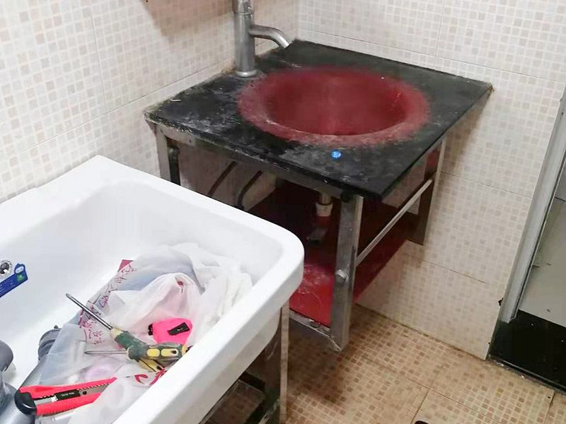 浴室柜更換安裝：掛墻式浴室柜主柜安裝方法，但是按柜子掛鐵片的孔位、孔距，量出孔在墻面上的位置。用沖擊鉆在墻面上打孔，再用已有的爆炸螺絲把柜子安裝在墻上。還有用水平尺測量柜子是否安裝水平，再把臺面盆放在柜子上面。浴室柜一般距離地面的高度是80cm-85cm，根據(jù)使用人的身高和習(xí)慣可以略做調(diào)節(jié)。 落地式浴室柜安裝方法，還有把金屬腳裝在柜體上，然后把柜子放在預(yù)設(shè)位置，調(diào)整金屬腳使柜子平穩(wěn)，再把臺面盆放上柜子上面。