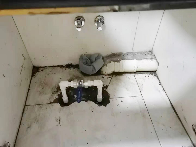 水槽下水管維修更換：首先，要檢查地板和屋頂是否有漏水的縫隙，廚衛(wèi)地面也要做蓄水相關(guān)的實(shí)驗(yàn)，確定不漏水之后，再檢查水管及配件是否有破損、是否牢固。安裝溢水孔的下水管。溢水孔是避免水槽向外溢水的保護(hù)孔，所以要注意其與槽體銜接處的密封性，確保溢水孔的下水管自身不漏水。安裝整體的排水管。當(dāng)遇到兩個過濾籃的水槽，且兩個下水管之間的距離有近遠(yuǎn)，就需要對水管進(jìn)行切割作業(yè)，要十分留意的是每個接口的密封性。