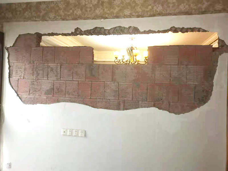 頂、墻、地拆除時石膏板、鋁扣板吊頂拆除要安順序一塊一塊拆掉;隔墻拆除時嚴禁采用掏掘或推倒的方法，我們應(yīng)該要用手錘一塊一塊拆。燈具拆除前首先由水電專業(yè)工人斷掉水電總閘，將潔具、燈具、散熱器拆除，在拆除燈具前將線頭用絕緣膠布包好以防漏電。拆除門、門套時由木工將木門及窗簾桿用螺絲刀然后用撬桿將門套等拆除。