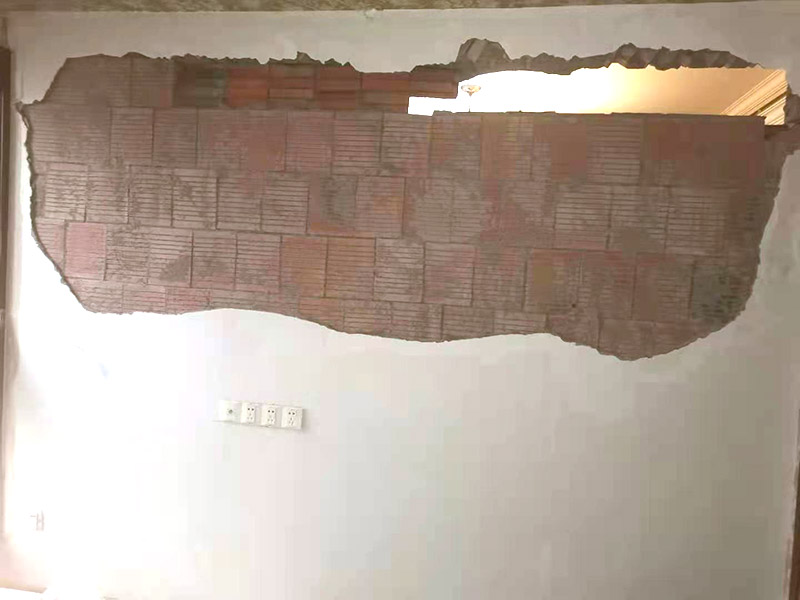 頂、墻、地拆除時石膏板、鋁扣板吊頂拆除要安順序一塊一塊拆掉;隔墻拆除時嚴禁采用掏掘或推倒的方法，我們應(yīng)該要用手錘一塊一塊拆。燈具拆除前首先由水電專業(yè)工人斷掉水電總閘，將潔具、燈具、散熱器拆除，在拆除燈具前將線頭用絕緣膠布包好以防漏電。拆除門、門套時由木工將木門及窗簾桿用螺絲刀然后用撬桿將門套等拆除。