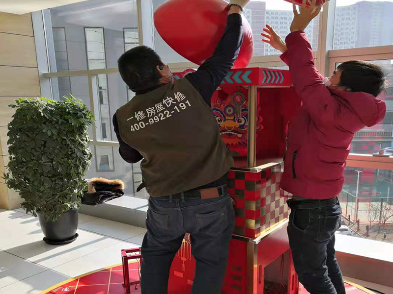 室外裝飾拆除維修：如果是有電梯的房子裝修拆除的話，要做好電梯間的保護(hù)工作，避免影響一整棟樓的環(huán)境。弄一些夾板或者真珠板材來保護(hù)電梯間，從電梯間到房門的走廊倪也鋪設(shè)一些瓦楞紙或者真珠板，避免使用推車的時(shí)候損壞地面。 如果對(duì)于屋子里的地板不需要進(jìn)行裝修拆除的話，就需要考慮到保護(hù)的問題了。要在地板上鋪一層夾板加上一層真珠板，以免重物敲擊或者是顏色滲透。如果原本房?jī)?nèi)的家具不好搬出去則需要考慮用一層氣泡紙包裹起來，然后加一層棉被才能比較穩(wěn)妥的保護(hù)好，倪是都不好要留在現(xiàn)場(chǎng)，至于燈具、空調(diào)和熱水器等倪還是拆掉，完工之后再裝回來。