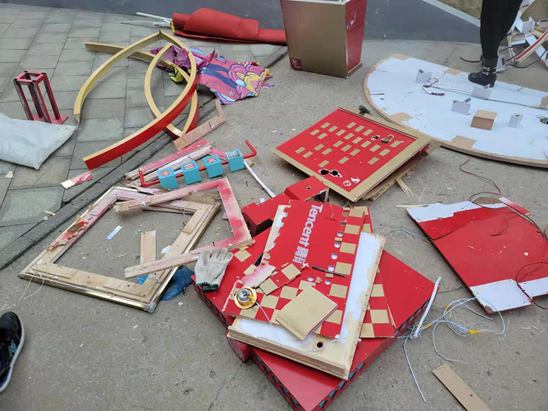 室外裝飾拆除維修：如果是有電梯的房子裝修拆除的話，要做好電梯間的保護(hù)工作，避免影響一整棟樓的環(huán)境。弄一些夾板或者真珠板材來保護(hù)電梯間，從電梯間到房門的走廊倪也鋪設(shè)一些瓦楞紙或者真珠板，避免使用推車的時(shí)候損壞地面。 如果對(duì)于屋子里的地板不需要進(jìn)行裝修拆除的話，就需要考慮到保護(hù)的問題了。要在地板上鋪一層夾板加上一層真珠板，以免重物敲擊或者是顏色滲透。如果原本房?jī)?nèi)的家具不好搬出去則需要考慮用一層氣泡紙包裹起來，然后加一層棉被才能比較穩(wěn)妥的保護(hù)好，倪是都不好要留在現(xiàn)場(chǎng)，至于燈具、空調(diào)和熱水器等倪還是拆掉，完工之后再裝回來。