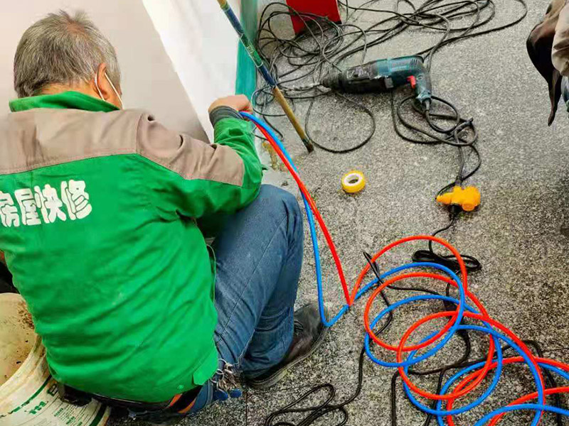 地面注防水劑：首先確定你是需要做什么地方的防水，家裝防水一般我們是建議做衛(wèi)生間，廚房，陽臺，屋頂包括如果你家是在底樓那么所有地面包括1.5米以下的墻面都是需要做防水防潮處理的。 至于使用的材料，像廚衛(wèi)間的陰陽角，穿管，潔具，地漏周邊等地方是最易滲水的部位，所以可以使用專用的廚衛(wèi)防水漿料來做的，先用速凝型修補灰漿修補加強，然后再用防水漿料整體做防水，這樣針對性更強，防水效果也更好。