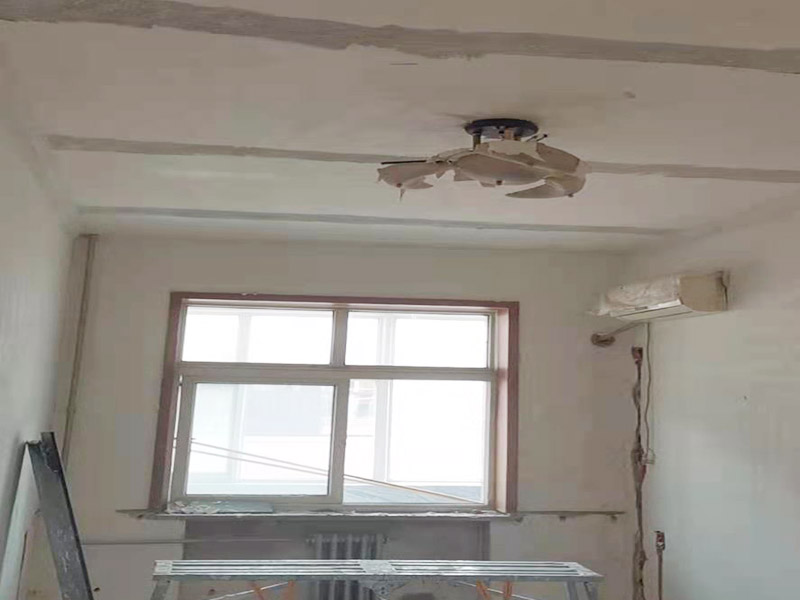 吊頂墻面翻新:在墻面翻新前，需要先將舊漆面鏟除干凈，之后在進行打磨，將墻面的浮沉雜物都清理干凈。如果墻面有凹凸不平的情況，要先用膩子修補，如果墻面出現(xiàn)空鼓的現(xiàn)象，也要將整面的墻皮進行鏟除，在做后續(xù)的處理?；鶎幼鐾旰?，需要將施工區(qū)域的家具物件移除，避免在翻新過程中，使家具受到損傷。 在刮膩子之前，先用尺子檢測一下墻面的平整度，在施工時，對不平整的地方進行多次涂刮，修補好不平整的區(qū)域。一般膩子刮兩遍即可，每次膩子刮完后要進行打磨，可以讓墻面更加光滑。膩子干透后，再對墻面進行油漆涂刷，底漆要先刷，施工力度要均勻，這樣漆膜厚度也相對一致，然后開始面漆施工，一定要讓漆面自然干透。