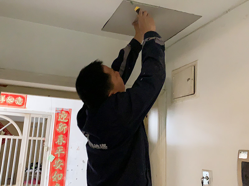 頂面局部修補(bǔ)維修：墻面修補(bǔ)，一定要做好基層的處理，如果您家是二次裝修墻面時(shí)，沒有將以前的老墻的墻皮鏟除干凈，或者是只鏟除了表層的膩?zhàn)?，那么修補(bǔ)墻面時(shí)，是會(huì)遺留下高低不平的部分墻皮的，此后，要是接著上刷界面劑或者膩?zhàn)?，那么很可能就?huì)導(dǎo)致新刷的墻面出現(xiàn)開裂的情況。舊房要是在長(zhǎng)期使用中受到了來自外界的沖擊或者震動(dòng)，是有可能造成局部墻面基層與墻體脫離的。