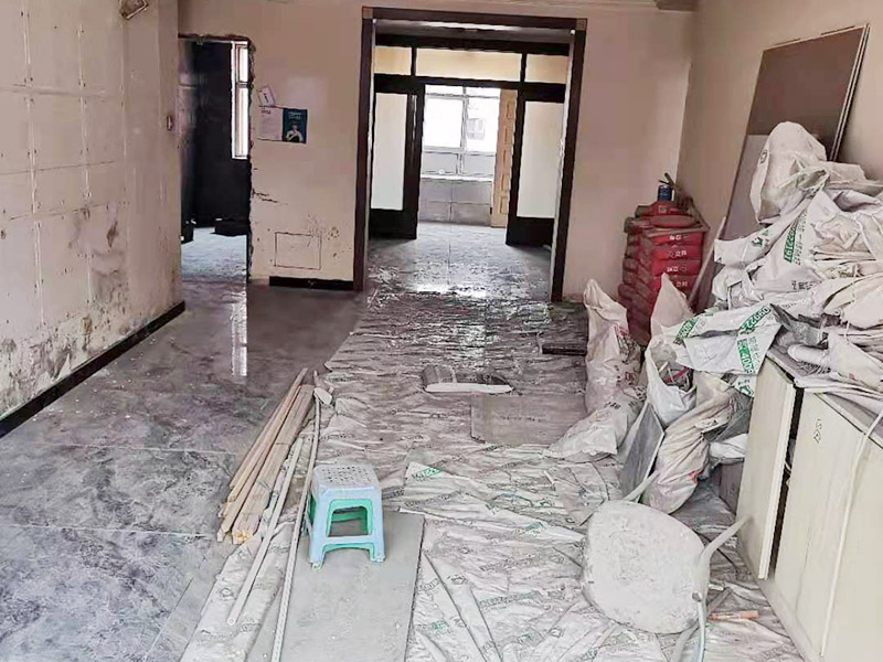 全屋瓷磚鋪貼：首先應(yīng)除去基層表面的污垢，油漬，浮灰;除去基層上所有涂料層，膩子層;如果基層未能達(dá)到平整度要求，需對基層進(jìn)行預(yù)先的找平處理。鋪貼瓷磚前需事先找好垂直線，以此為基準(zhǔn)鋪貼的瓷磚高低均勻、垂直美觀;此外，施工前在墻體四周需彈出標(biāo)高控制線，在地面彈出十字線，以控制地磚分隔尺寸。加水后將粘結(jié)劑漿料攪拌至潤滑均勻，無明顯塊狀或糊狀結(jié)塊，攪拌后的漿料靜置5-10分鐘后再稍加攪拌1-2分鐘即可使用。將瓷磚平整地鋪貼在基層上，使用橡膠錘將瓷磚拍實鋪平。施工過程中，可小幅度轉(zhuǎn)動瓷磚，使?jié){料與瓷磚背面充分接觸。