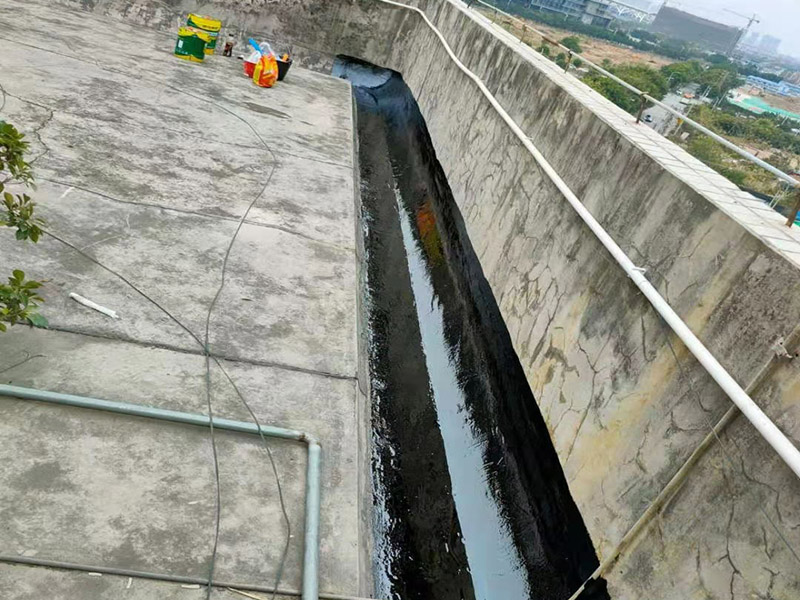 屋頂墻角刷防水：首先將屋頂?shù)睦媲宄?、尋找裂縫，在屋里觀察墻角、墻面起皮的、發(fā)霉的部位相對(duì)應(yīng)的屋頂基本上就是漏雨的地方，將防水膠灌入裂縫、在其上面覆蓋一層油氈布用刷子刷勻盡量別起鼓。然后將液體瀝青均勻刷在屋頂平面上面覆蓋一層油氈布，用火槍烤油氈布，使其緊緊粘在一起。在刷液體瀝青在覆蓋油氈布用火槍使其緊粘在一起。技術(shù)好的話可以做個(gè)排水坡，讓雨水順著排水坡或滴水檐迅速排出減少雨水對(duì)屋面的沖擊浸泡。