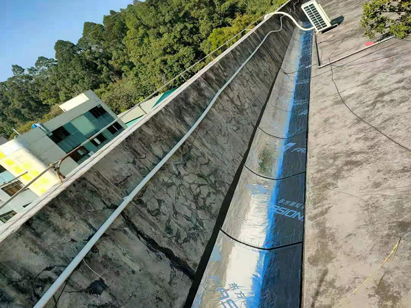 屋頂墻角刷防水：首先將屋頂?shù)睦媲宄?、尋找裂縫，在屋里觀察墻角、墻面起皮的、發(fā)霉的部位相對(duì)應(yīng)的屋頂基本上就是漏雨的地方，將防水膠灌入裂縫、在其上面覆蓋一層油氈布用刷子刷勻盡量別起鼓。然后將液體瀝青均勻刷在屋頂平面上面覆蓋一層油氈布，用火槍烤油氈布，使其緊緊粘在一起。在刷液體瀝青在覆蓋油氈布用火槍使其緊粘在一起。技術(shù)好的話可以做個(gè)排水坡，讓雨水順著排水坡或滴水檐迅速排出減少雨水對(duì)屋面的沖擊浸泡。