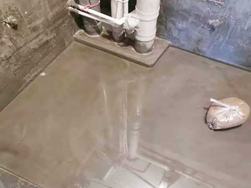 浴室防水閉水試驗(yàn)：閉水試驗(yàn)也叫蓄水試驗(yàn)，要放滿水，水要有足夠容積。 蓄水試驗(yàn)的蓄水深度應(yīng)不小于20毫米，蓄水高度一般為30～40毫米，蓄水時(shí)間不得低于24小時(shí)，移步樓下，觀察樓下樓頂有無(wú)漏水現(xiàn)象，無(wú)漏水現(xiàn)象視為合格。 一般在屋面、衛(wèi)生間或有防水要求的房間做此試驗(yàn)。蓄水試驗(yàn)的前期每1小時(shí)應(yīng)到樓下檢查一次，后期每2～3小時(shí)到樓下檢查一次。若發(fā)現(xiàn)漏水情況，則應(yīng)立即停止蓄水試驗(yàn)，重新進(jìn)行防水層完善處理，處理合格后再進(jìn)行蓄水試驗(yàn)。