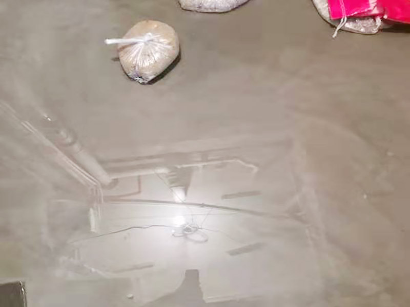 浴室防水閉水試驗(yàn)：閉水試驗(yàn)也叫蓄水試驗(yàn)，要放滿水，水要有足夠容積。 蓄水試驗(yàn)的蓄水深度應(yīng)不小于20毫米，蓄水高度一般為30～40毫米，蓄水時(shí)間不得低于24小時(shí)，移步樓下，觀察樓下樓頂有無(wú)漏水現(xiàn)象，無(wú)漏水現(xiàn)象視為合格。 一般在屋面、衛(wèi)生間或有防水要求的房間做此試驗(yàn)。蓄水試驗(yàn)的前期每1小時(shí)應(yīng)到樓下檢查一次，后期每2～3小時(shí)到樓下檢查一次。若發(fā)現(xiàn)漏水情況，則應(yīng)立即停止蓄水試驗(yàn)，重新進(jìn)行防水層完善處理，處理合格后再進(jìn)行蓄水試驗(yàn)。