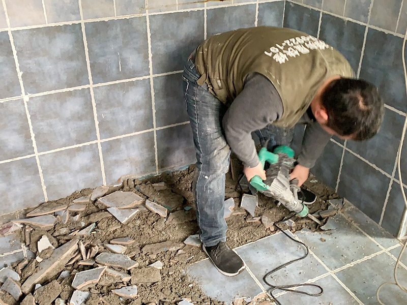 地磚拆除維修:先把墻上的物體小心翼翼全部拆除搬出屋外,敲擊鏟除到有插座和水龍頭附近瓷磚時，慢慢敲擊并仔細(xì)觀察電線和水管的方向，以防止損壞電線和水管。用小型的電鎬或瓷磚鏟除機就能輕輕松松完成任務(wù)。瓷磚鏟除一部分時要用斗車把地面上的瓷磚清理干凈，然后繼續(xù)鏟除，直到整面墻的瓷磚全部鏟除干凈為止。