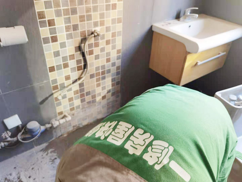 地面蹲便器改馬桶：首先關(guān)閉原先連通蹲便器的水閥，準(zhǔn)備匹配的馬桶和相關(guān)的操作工具。將原本的蹲便器拆卸下來后，注意檢查下水管排水是否通暢，可以簡(jiǎn)易的檢驗(yàn)一下，裝滿一桶水倒入下水道觀察水流是否順暢，有無(wú)堵塞現(xiàn)象，如果存在堵塞，就必須先進(jìn)行疏通。等到確認(rèn)通暢時(shí)把下水管接長(zhǎng)，直到地面足以安裝馬桶。蹲坑改馬桶，先測(cè)量下水口圓心至墻的距離。根據(jù)這個(gè)距離買馬桶。