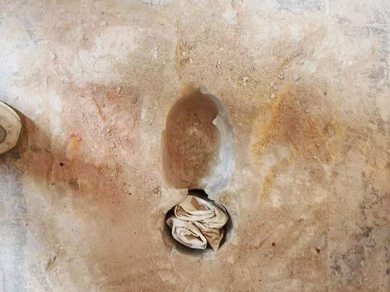 地面蹲便器改馬桶：首先關(guān)閉原先連通蹲便器的水閥，準(zhǔn)備匹配的馬桶和相關(guān)的操作工具。將原本的蹲便器拆卸下來后，注意檢查下水管排水是否通暢，可以簡(jiǎn)易的檢驗(yàn)一下，裝滿一桶水倒入下水道觀察水流是否順暢，有無(wú)堵塞現(xiàn)象，如果存在堵塞，就必須先進(jìn)行疏通。等到確認(rèn)通暢時(shí)把下水管接長(zhǎng)，直到地面足以安裝馬桶。蹲坑改馬桶，先測(cè)量下水口圓心至墻的距離。根據(jù)這個(gè)距離買馬桶。