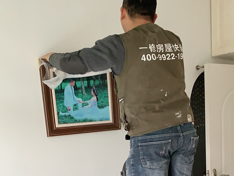 家具裝飾品成品保護(hù)：1、做好入戶門(mén)保護(hù) 　　各類(lèi)裝修物料的進(jìn)場(chǎng)、建筑裝修垃圾的清理都必須經(jīng)過(guò)入戶門(mén)。在對(duì)物品進(jìn)行搬運(yùn)時(shí)，難免會(huì)與入戶門(mén)發(fā)生磕碰及摩擦。因此，在進(jìn)行成品保護(hù)時(shí)，我們首先要做好入戶門(mén)的保護(hù)。 　　建議，在裝修開(kāi)工前知道家具家電進(jìn)場(chǎng)，都應(yīng)當(dāng)使用成品保護(hù)膜將入戶門(mén)進(jìn)行包裹。 　　2、做好水電改造期間的成品保護(hù) 　　水電改造是基礎(chǔ)裝修，水電裝修的質(zhì)量好壞，直接決定著后期的施工和使用。因此，在進(jìn)行水電改造時(shí)，同樣需要做好成品保護(hù)工作。水電改造完成后，應(yīng)當(dāng)對(duì)各種管線進(jìn)行規(guī)范的固定，以防脫落;對(duì)裸露的線頭要進(jìn)行包裹，以防發(fā)生觸電的危險(xiǎn);做好地面裸線管的固定和保護(hù)，防止被踩壞。同時(shí)，在搬運(yùn)物料時(shí)，也不要破壞地面鋪設(shè)的管線。 　　3、做好瓷磚、地板的鋪貼保護(hù) 　　進(jìn)行裝修施工時(shí)，磁環(huán)邊鋪邊勾縫，在崗鋪設(shè)的瓷磚、地板上堆放雜物、走動(dòng)踩踏，地板沒(méi)有使用成品保護(hù)膜覆蓋等都會(huì)影響瓷磚及地板的鋪貼效果，使瓷磚出現(xiàn)施工質(zhì)量問(wèn)題。