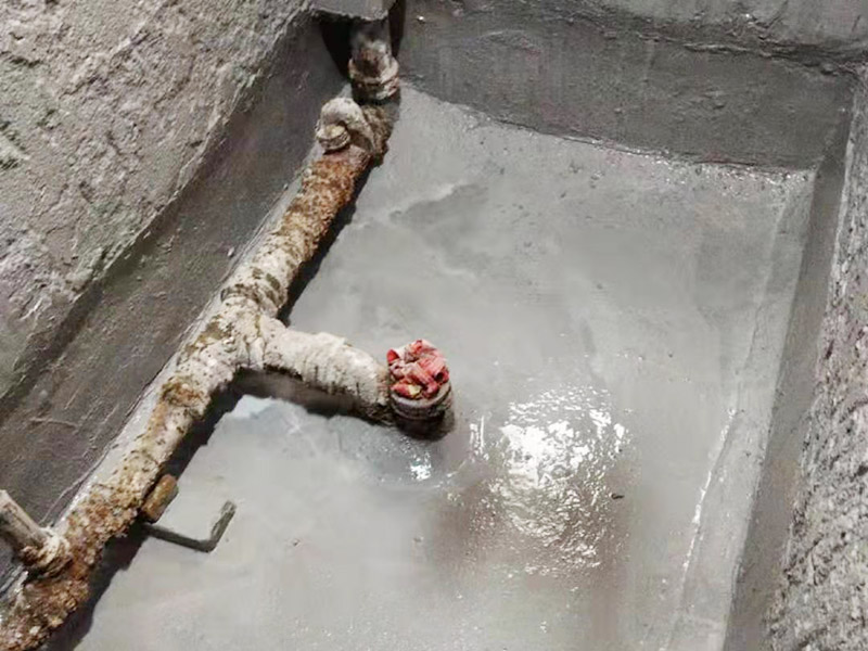 舊廁所拆除裝修：首先，拆除瓷磚時要用電，而電是從客廳臨時拉的，為了避免在施工過程中發(fā)生觸電的現(xiàn)象，將電拉進衛(wèi)生間內(nèi)。其次，舊房改造拆除瓷磚時可以用沖擊電鉆，這種工具方便快捷，可自由更換。但在使用前應(yīng)檢查其是否靈活，可以通過空轉(zhuǎn)一分鐘的方法進行檢驗。用完之后及時進行清理。 磚應(yīng)從下至上進行，在施工過程中對地面及時進行處理，以免因垃圾過多從而影響后面的工作。同時要處理好房內(nèi)的防水層。拆除插座與水龍頭附近的瓷磚時應(yīng)小心，以免損壞水電設(shè)備。為了加快房屋翻新的進度，在拆完衛(wèi)生間瓷磚后應(yīng)立即將現(xiàn)場的雜物處理干凈。