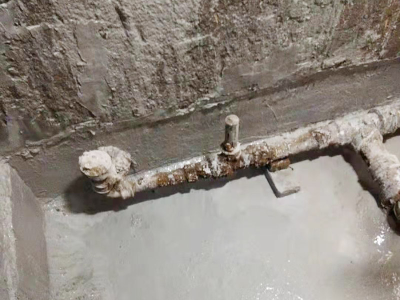 舊廁所拆除裝修：首先，拆除瓷磚時要用電，而電是從客廳臨時拉的，為了避免在施工過程中發(fā)生觸電的現(xiàn)象，將電拉進衛(wèi)生間內(nèi)。其次，舊房改造拆除瓷磚時可以用沖擊電鉆，這種工具方便快捷，可自由更換。但在使用前應(yīng)檢查其是否靈活，可以通過空轉(zhuǎn)一分鐘的方法進行檢驗。用完之后及時進行清理。 磚應(yīng)從下至上進行，在施工過程中對地面及時進行處理，以免因垃圾過多從而影響后面的工作。同時要處理好房內(nèi)的防水層。拆除插座與水龍頭附近的瓷磚時應(yīng)小心，以免損壞水電設(shè)備。為了加快房屋翻新的進度，在拆完衛(wèi)生間瓷磚后應(yīng)立即將現(xiàn)場的雜物處理干凈。