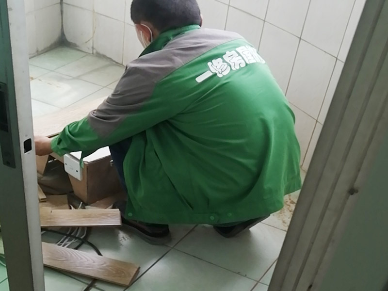 舊廁所拆除裝修：首先，拆除瓷磚時要用電，而電是從客廳臨時拉的，為了避免在施工過程中發(fā)生觸電的現(xiàn)象，將電拉進衛(wèi)生間內(nèi)。其次，舊房改造拆除瓷磚時可以用沖擊電鉆，這種工具方便快捷，可自由更換。但在使用前應(yīng)檢查其是否靈活，可以通過空轉(zhuǎn)一分鐘的方法進行檢驗。用完之后及時進行清理。 磚應(yīng)從下至上進行，在施工過程中對地面及時進行處理，以免因垃圾過多從而影響后面的工作。同時要處理好房內(nèi)的防水層。拆除插座與水龍頭附近的瓷磚時應(yīng)小心，以免損壞水電設(shè)備。為了加快房屋翻新的進度，在拆完衛(wèi)生間瓷磚后應(yīng)立即將現(xiàn)場的雜物處理干凈。