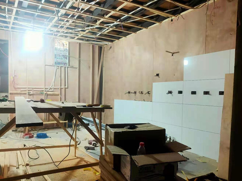 門店木工施工現(xiàn)場:首先應(yīng)該搭建木作施工臺。木作施工臺用于板材的切割板，板材的造型，板材的平整度處理等等。門窗的制作包括門窗套制作、門窗制作。要特別注意門窗扇與框之間的縫隙不能太大，以及門窗套與門窗的色差等。木作表層封裝木制品制作完成后，對其表面進行細節(jié)封裝。木作表層封裝通常就要用到各種各樣的家裝板材，特別注意板材的選購。