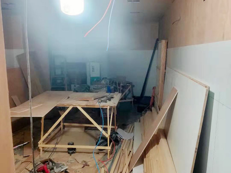 門店木工施工現(xiàn)場:首先應(yīng)該搭建木作施工臺。木作施工臺用于板材的切割板，板材的造型，板材的平整度處理等等。門窗的制作包括門窗套制作、門窗制作。要特別注意門窗扇與框之間的縫隙不能太大，以及門窗套與門窗的色差等。木作表層封裝木制品制作完成后，對其表面進行細節(jié)封裝。木作表層封裝通常就要用到各種各樣的家裝板材，特別注意板材的選購。