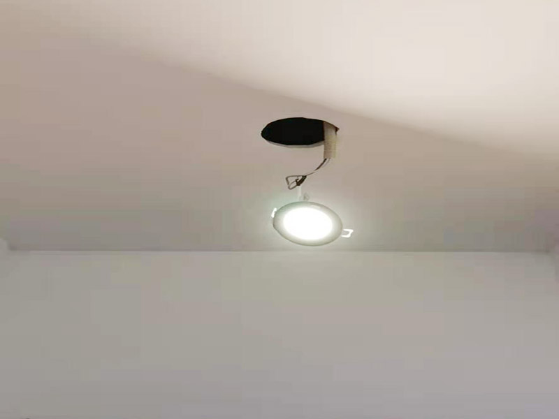 墻面刷新烤燈處理：施工前用塑料保護膜將室內(nèi)的地板覆蓋、家居包裹、電源插座覆蓋；并用膠帶貼牢。對基層原有涂層應(yīng)視不同情況區(qū)別對待：疏松、起殼、脆裂的舊涂層應(yīng)將其鏟除;粘附牢固的舊涂層用砂紙打毛;不耐水的涂層應(yīng)全部鏟除。清除基層表面塵土和其它粘附物。較大的凹陷應(yīng)用聚合物水泥砂漿抹平。并待其干燥。較小的孔洞、裂縫用水泥乳膠膩子修補。 墻面泛堿起霜時用硫酸鋅溶液或稀鹽酸溶液刷洗，油污用洗滌劑清洗，最后再用清水洗凈。