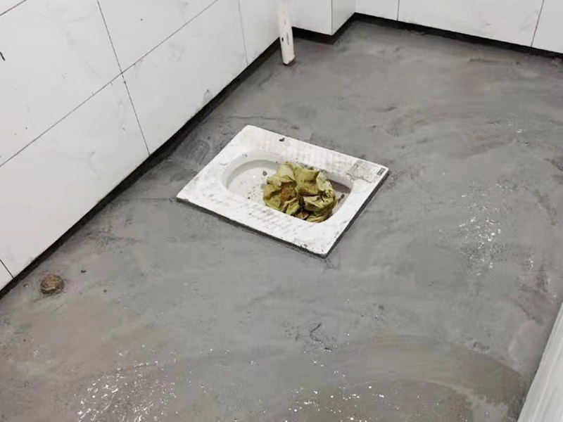 衛(wèi)生間防水找平：鏟除原有的墻磚和地磚，這個(gè)步驟主要是針對老房二次裝修的，如果是新房可以跳過這個(gè)步驟，一般使用灰刀就可以，刮板也可以將原有的地磚鏟除掉。衛(wèi)生間的防水通常是水電改完后進(jìn)行的，所以做防水前一定要封堵好下水管道，以免堵塞，小型的水管采用管用螺母封堵，大型的下水管道（如馬桶下水管道）采用pvc纏繞膜進(jìn)行封堵。找平為地面抹灰處理，灰漿水泥和沙子的比例為1:2.5-1:3之間，注意，找平的厚度不要超過3cm。水平和垂直的誤差要控制在5mm以內(nèi)。 首先墻面將水電改造開槽用水泥封堵基層清理，細(xì)部附加層施工，在管根、地漏、陰陽角、等容易漏水的薄弱部位均勻涂刷，涂刷防水涂料兩遍，縱向橫向各涂刷一遍，做保護(hù)層，待防水干燥后放水做48小時(shí)閉水試驗(yàn)。