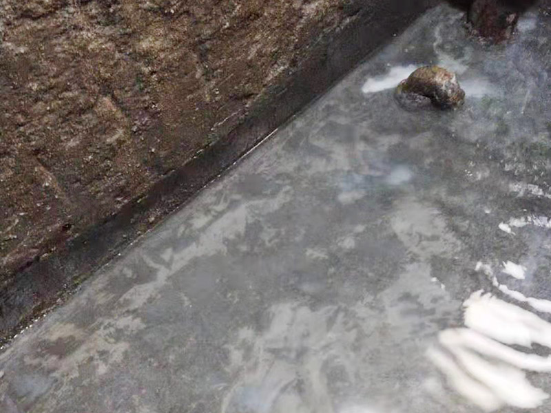 衛(wèi)生間防水找平：鏟除原有的墻磚和地磚，這個(gè)步驟主要是針對老房二次裝修的，如果是新房可以跳過這個(gè)步驟，一般使用灰刀就可以，刮板也可以將原有的地磚鏟除掉。衛(wèi)生間的防水通常是水電改完后進(jìn)行的，所以做防水前一定要封堵好下水管道，以免堵塞，小型的水管采用管用螺母封堵，大型的下水管道（如馬桶下水管道）采用pvc纏繞膜進(jìn)行封堵。找平為地面抹灰處理，灰漿水泥和沙子的比例為1:2.5-1:3之間，注意，找平的厚度不要超過3cm。水平和垂直的誤差要控制在5mm以內(nèi)。 首先墻面將水電改造開槽用水泥封堵基層清理，細(xì)部附加層施工，在管根、地漏、陰陽角、等容易漏水的薄弱部位均勻涂刷，涂刷防水涂料兩遍，縱向橫向各涂刷一遍，做保護(hù)層，待防水干燥后放水做48小時(shí)閉水試驗(yàn)。