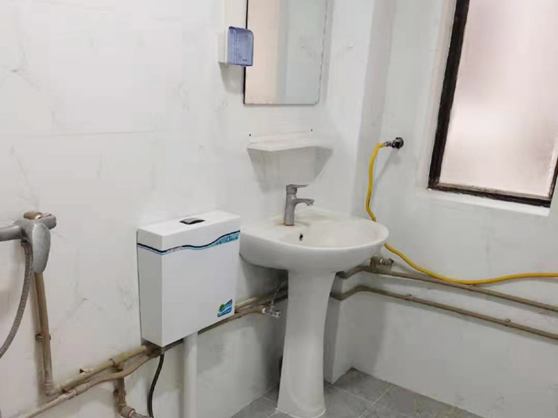 衛(wèi)生間墻面貼磚施工：首先應(yīng)除去基層表面的污垢，油漬，浮灰;除去基層上所有涂料層，膩?zhàn)訉?如果基層未能達(dá)到平整度要求，需對基層進(jìn)行預(yù)先的找平處理。鋪貼瓷磚前需事先找好垂直線，以此為基準(zhǔn)鋪貼的瓷磚高低均勻、垂直美觀;此外，施工前在墻體四周需彈出標(biāo)高控制線，在地面彈出十字線，以控制地磚分隔尺寸。加水后將粘結(jié)劑漿料攪拌至潤滑均勻，無明顯塊狀或糊狀結(jié)塊，攪拌后的漿料靜置5-10分鐘后再稍加攪拌1-2分鐘即可使用。將調(diào)制好的漿料均勻地抹在瓷磚背面，要求漿料飽滿。將瓷磚平整地鋪貼在基層上，使用橡膠錘將瓷磚拍實(shí)鋪平。施工過程中，可小幅度轉(zhuǎn)動瓷磚，使?jié){料與瓷磚背面充分接觸。