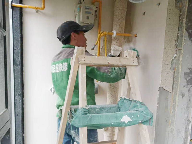 陽(yáng)臺(tái)墻面粉刷刮膩?zhàn)樱涸谇謇砀蓛糁?，我們都凹凸部分需要用石膏膩?zhàn)犹钇綁簩?shí),橫豎都需要刮一遍。刮完第一遍膩?zhàn)雍?需要修補(bǔ)的地方我們可以先進(jìn)行修補(bǔ)，修補(bǔ)完后要檢查，如果還有問(wèn)題的話，需要進(jìn)行復(fù)補(bǔ)，等膩?zhàn)痈闪酥?，用砂紙磨光滑和平整，然后清掃干凈。刮膩?zhàn)有枰獌杀?第一遍膩?zhàn)痈珊?，再刮第二?一般都是兩邊才能成活。要求表面平整、紋理均勻,如果顏色深淺不一樣，影響美觀度。